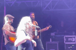 Gigi Datome suona la chitarra sul palco con Patti Smith: “People have the power”
