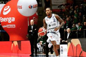 Latina firma Mike Lewis