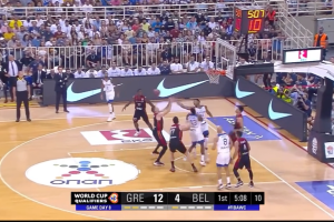 Fa tutto Ismael Bako: stoppata a Giannis e Calathes posterizzato