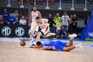 Danilo Gallinari, il video dell’infortunio al ginocchio (senza contatto)
