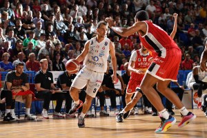L’Olimpia rimonta da -26 e si impone su Pesaro grazie a un canestro di Brandon Davies