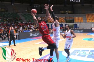 L’Olimpia nonostante le otto assenze corre e si diverte: 100-73 contro Varese