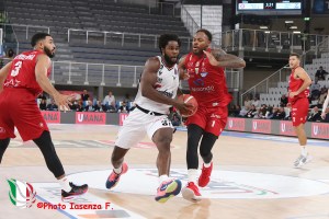 La Virtus passa dalla potenziale beffa al sorriso: Milano battuta, sarà finale con Sassari