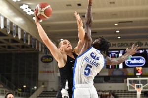 Trento rimonta dal -19, batte Napoli e va in finale al Brusinelli
