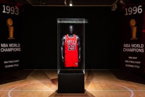 Michael Jordan continua a battere record, venduta a oltre 10 milioni la maglia delle NBA Finals 1998