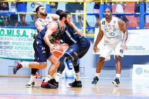 La Dinamo batte Milano e conquista il trofeo a Cagliari, Onuaku MVP