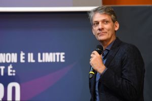 Charis Tsevis presenta la nuova campagna LBA “Zero Gravità”