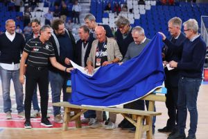 Consegnate due panchine azzurre in ricordo di Riccardo Sales e Marco Solfrini