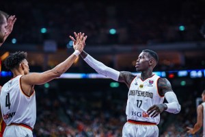 Lakers’ Dennis Schroder suffers finger injury