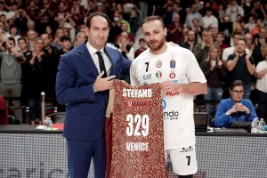 Reyer Venezia, maglia celebrativa per Stefano Tonut