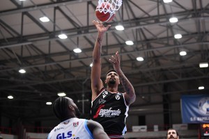 Mickey e un deciso cambio di rotta in difesa: la Virtus rientra dal -20 e nel finale scappa a Napoli