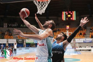 Cantù domina Rieti, 16 di Nikolic