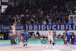 CHEATHAM! Pesaro la vince così a Brescia