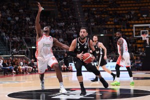 Trieste cambia faccia e ci crede sino alla fine, la Virtus la vince con Belinelli