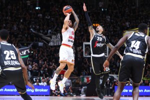 Virtus alla pari per 20′, poi escono fuori James e il Monaco