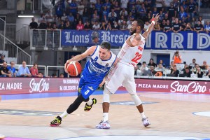 Petrucelli e Della Valle guidano Brescia alla vittoria su Varese
