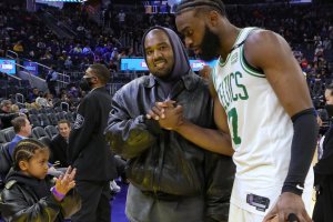 Jaylen Brown lascia l’agenzia di Kanye West: il rapper accusato di antisemitismo