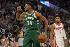 Giannis Antetokounmpo domina Houston in soli 27 minuti