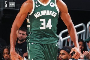 Giannis Antetokounmpo spazza via i Nets: 43 punti. Espulso Nash