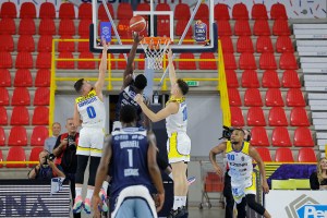 Selden da 3!!! Una giocata da urlo fa esplodere il PalaOlimpia: Verona batte Brindisi in OT