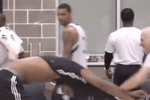 Projectspurs prende in giro gli Warriors postando il video della “rissa” tra Popovich e Duncan