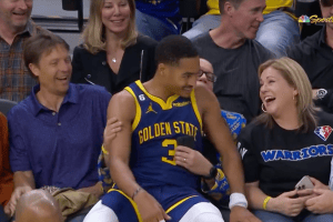 Golden State Warriors, Jordan Poole si rifugia tra le braccia di un tifoso