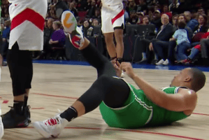 Grant Williams vola in transizione, ma sul più bello la scarpa esplode…