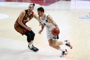 Nemanja Dangubic firma con il Promitheas