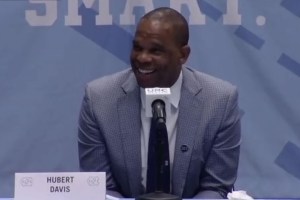 Hubert Davis firma un ricco rinnovo con North Carolina