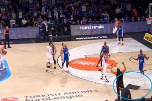 Incredibile: cade un pezzo del tetto durante Efes-Stella