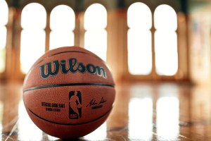 L’ex trainer di Curry e Durant arrestato per violenza sessuale