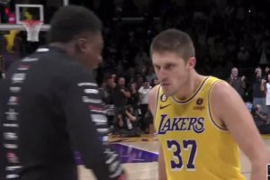 Los Angeles Lakers, la clamorosa tripla di Matt Ryan sulla sirena