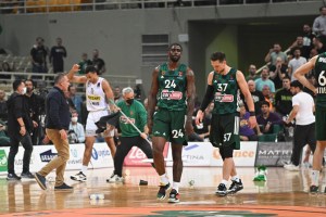 I tifosi Panathinaikos lanciano oggetti in campo per protesta contro gli arbitri