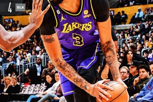 Davis domina, i Lakers battono Detroit