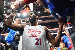 La notte di Embiid: il centro dei 76ers batte da solo Utah nel quarto quarto