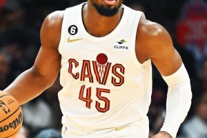 I Cavaliers piegano i Blazers, 34 per Mitchell