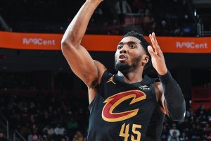 I Cleveland Cavaliers passano in casa dei Pistons, 32 per Mitchell