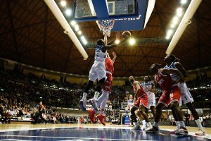 Brescia corsara a Trieste dopo un supplementare con le doppie-doppie di Della Valle e Gabriel