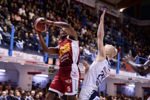 Pesaro clamorosa, Brindisi al tappeto