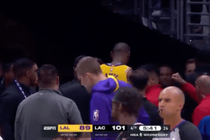“Faremo degli esami domani”. Infortunio per LeBron James