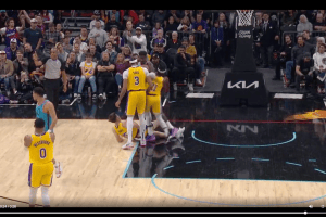 Los Angeles Lakers, espulsione per Beverley. Booker: “Non spinga sempre alle spalle”