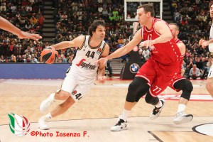Il primo derby d’Italia oltreconfine è della Virtus: Teodosic illumina il Forum, Milano ko