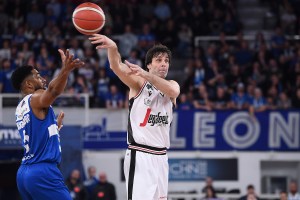 La Virtus Bologna torna in vetta: Teodosic guida, Brescia ko solo nel finale