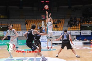 Baldi Rossi on fire, ma Cantù ha bisogno di un supplementare per battere la Stella Azzurra