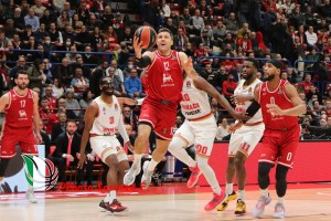 L’espulsione di Hines cambia Milano: Baron stende il Monaco in un Forum impazzito