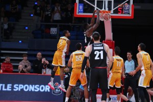 Pesaro ci prova fino in fondo, ma la Virtus la vince al 45′ e chiude il 2022 in vetta