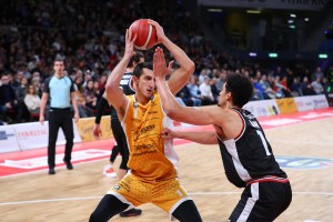 Pesaro monitora il mercato per un rinforzo nel settore lunghi