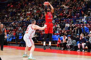 Davies protagonista, Milano facile facile su Reggio Emilia nella prima di Sakota
