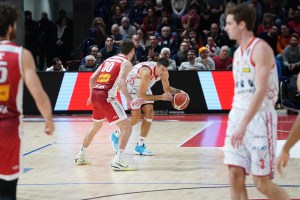 Battaglia per tre quarti poi Reggio piega la Carpegna Pesaro 95-76