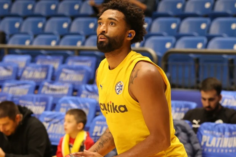Maccabi sospeso Hilliard
